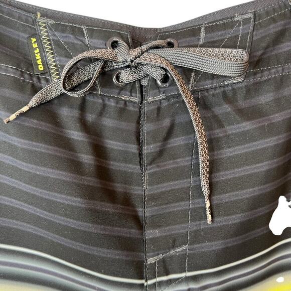 OAKLEY 10.5" Board and Surf Shorts in Black & Gray Men's 30 Waist - Picture 7 of 13